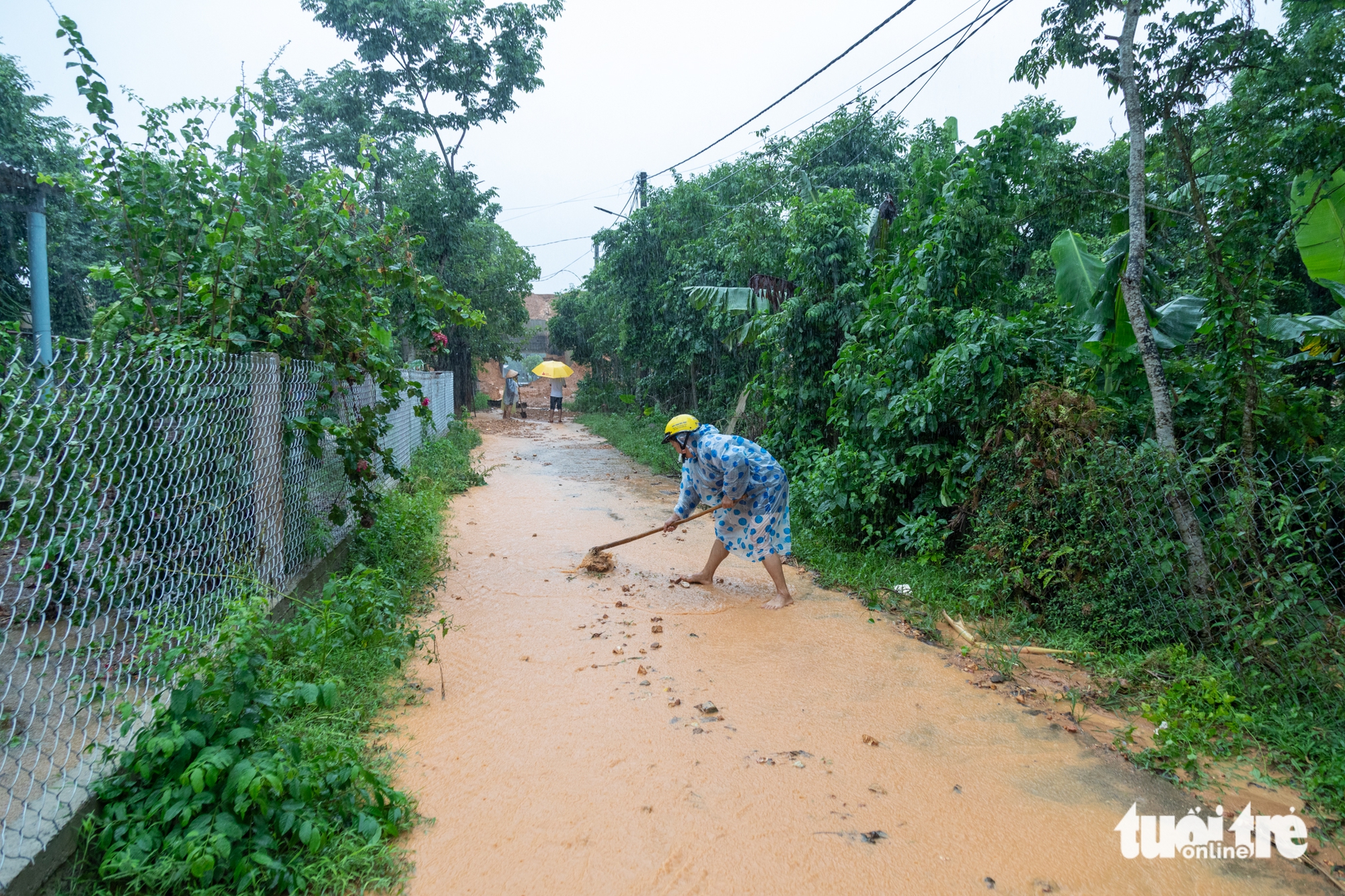 万宁-甘露高速公路的泥土随雨水冲入民宅