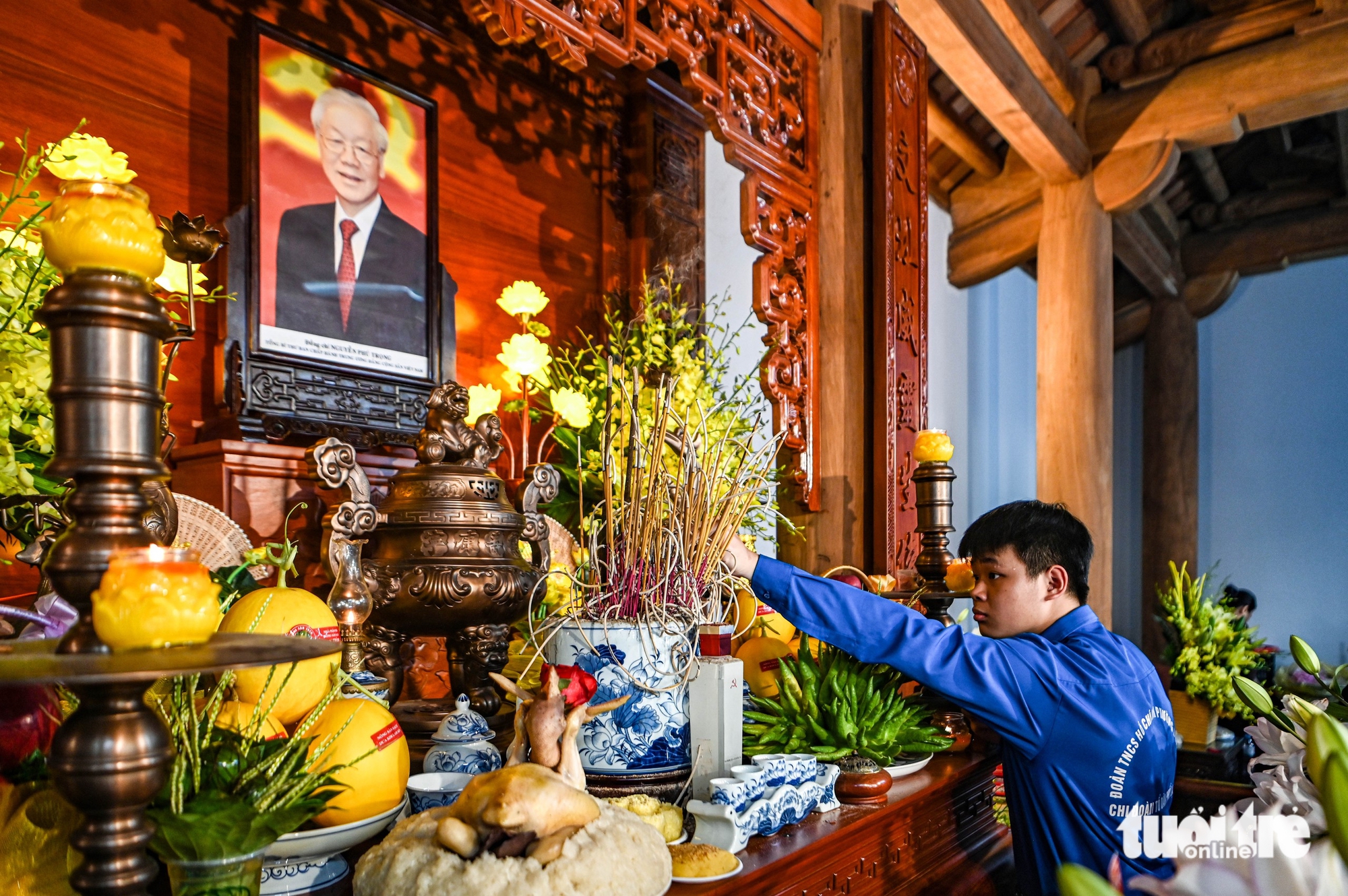 村民回到莱达村，含泪纪念已故总书记阮富仲
