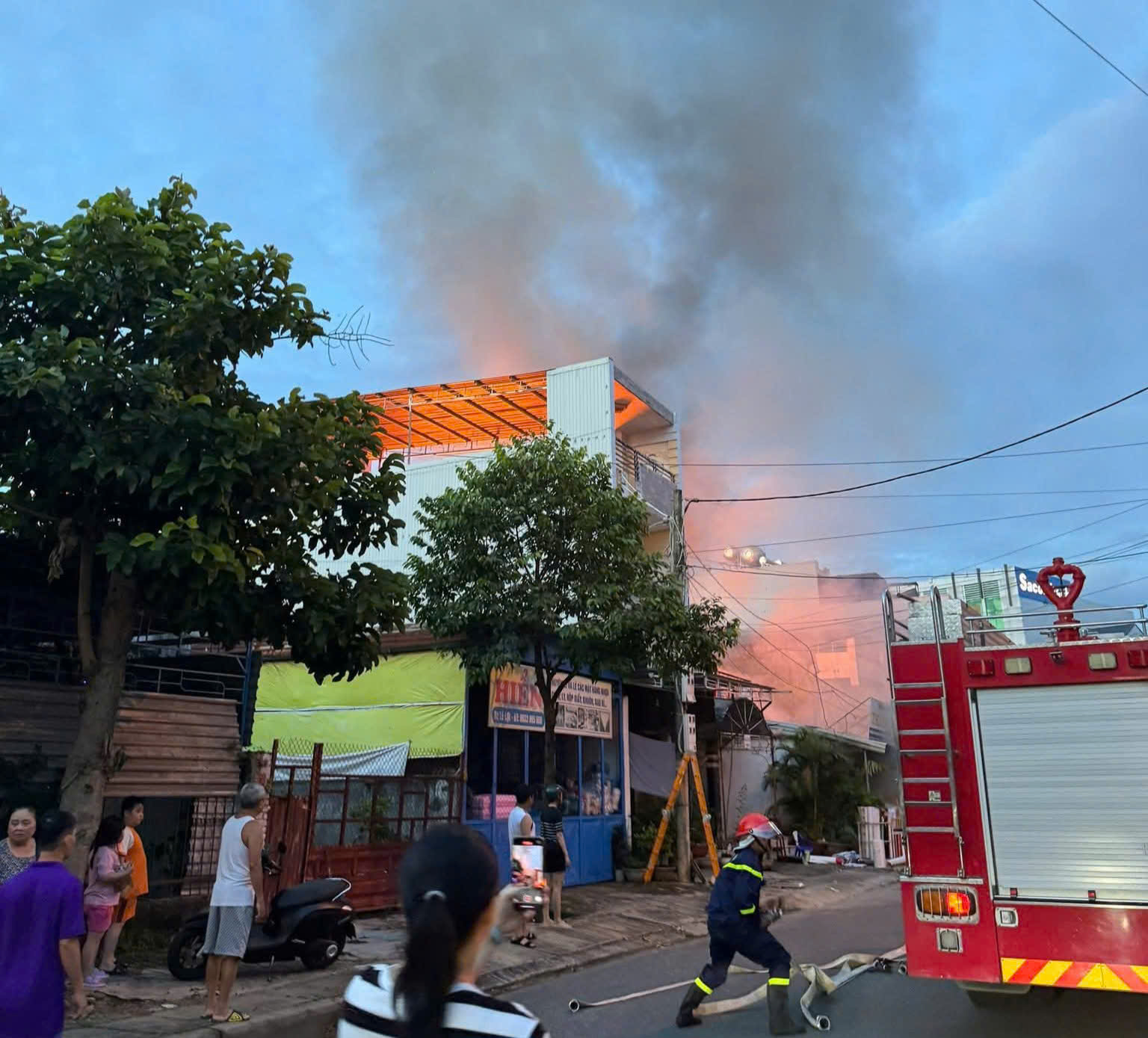 昆图姆区一家油漆店发生火灾，居民听到多次巨大爆炸声