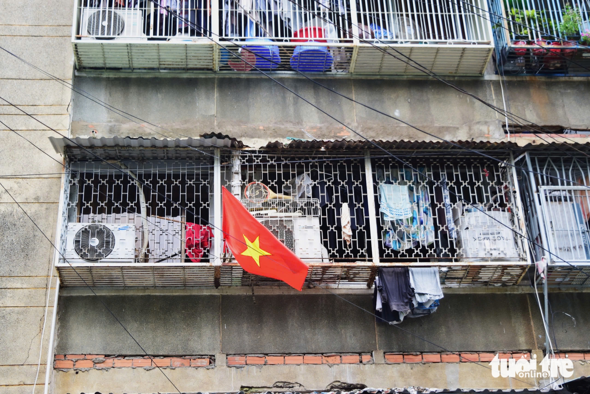 胡志明市许多旧公寓的'铁笼'封闭，堵塞逃生通道