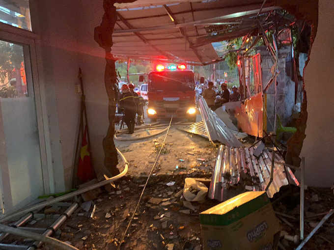 卡车冲入民宅，一人死亡