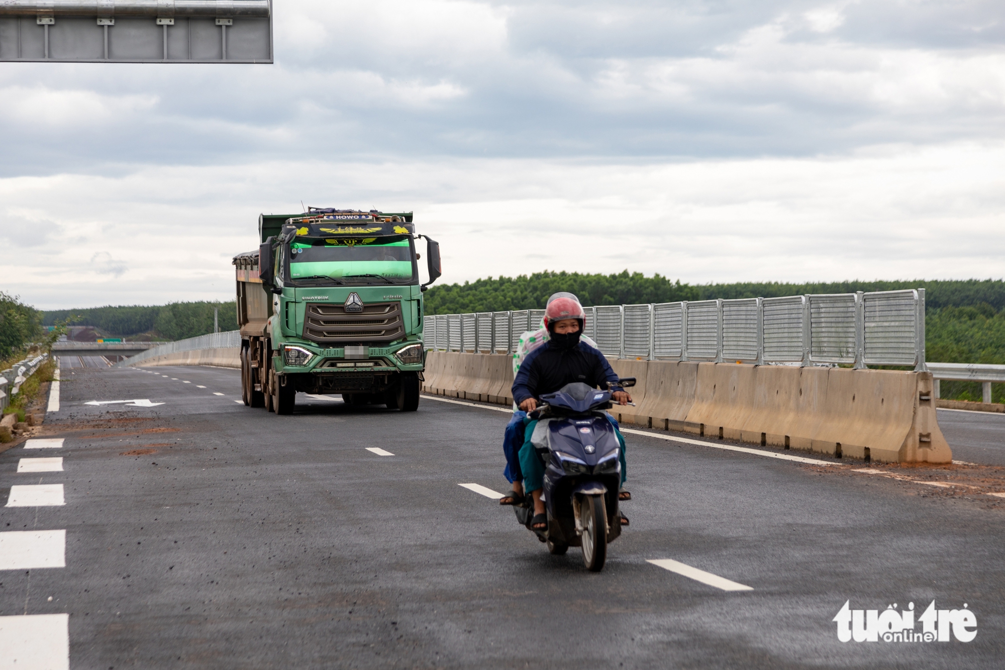 未开通的高速公路上牵引车、汽车川流不息，工人边工作边颤抖