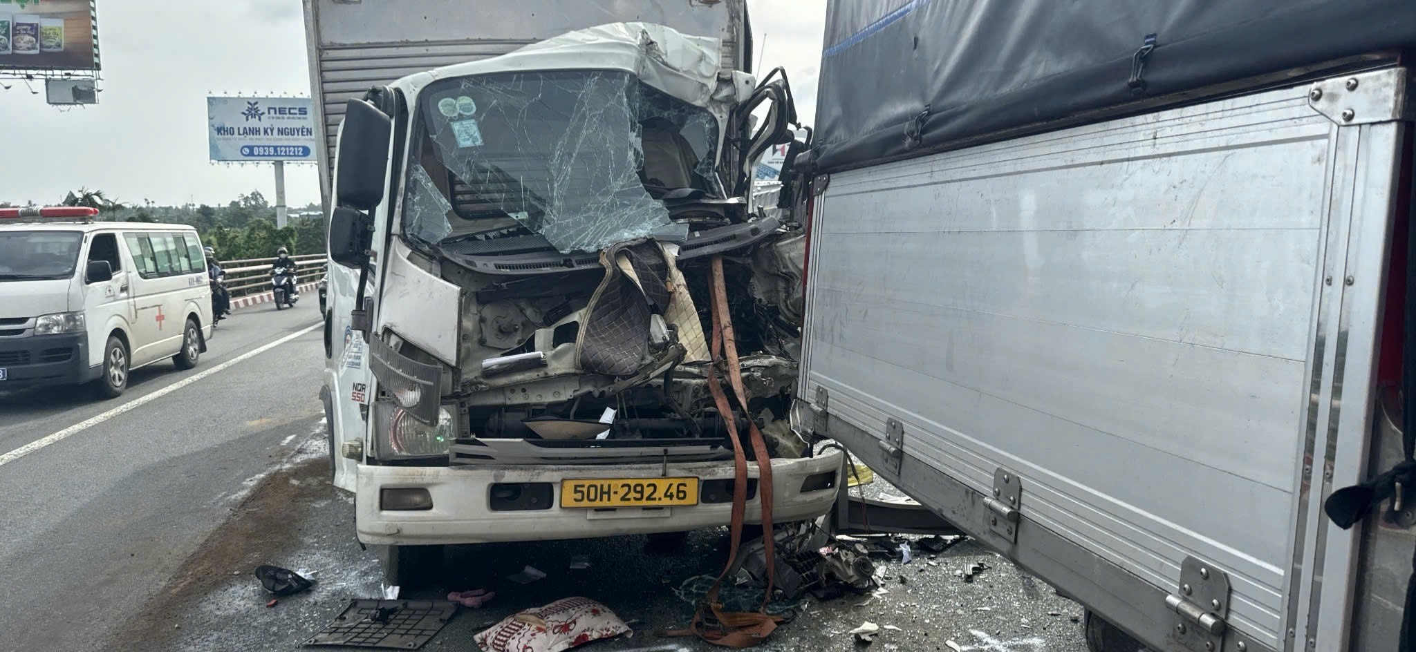 芹苴桥因交通事故持续堵车