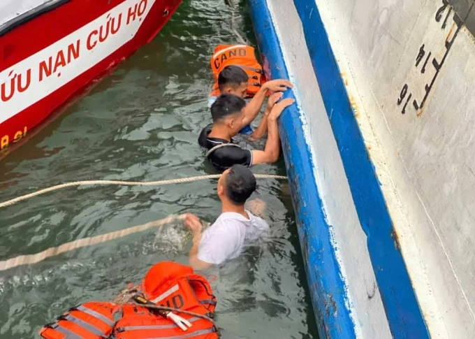 下龙湾载有53人的船只翻覆，已打捞34具遗体
