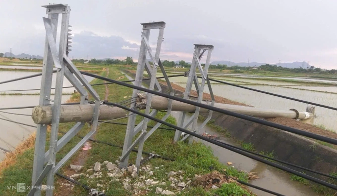 暴风雨后多根电线杆倒塌