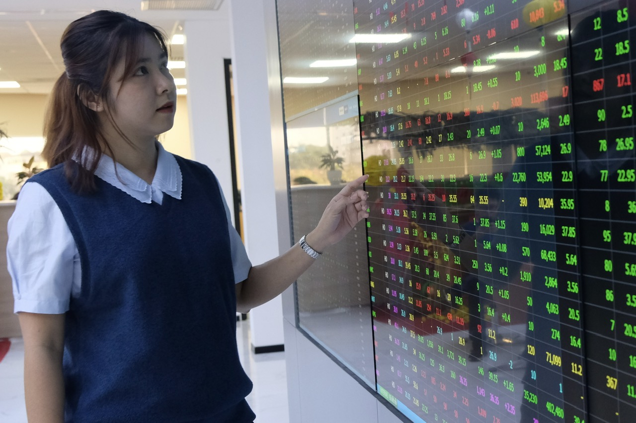 7月28日早间新闻：一位房地产“巨头”就股价暴涨做出解释