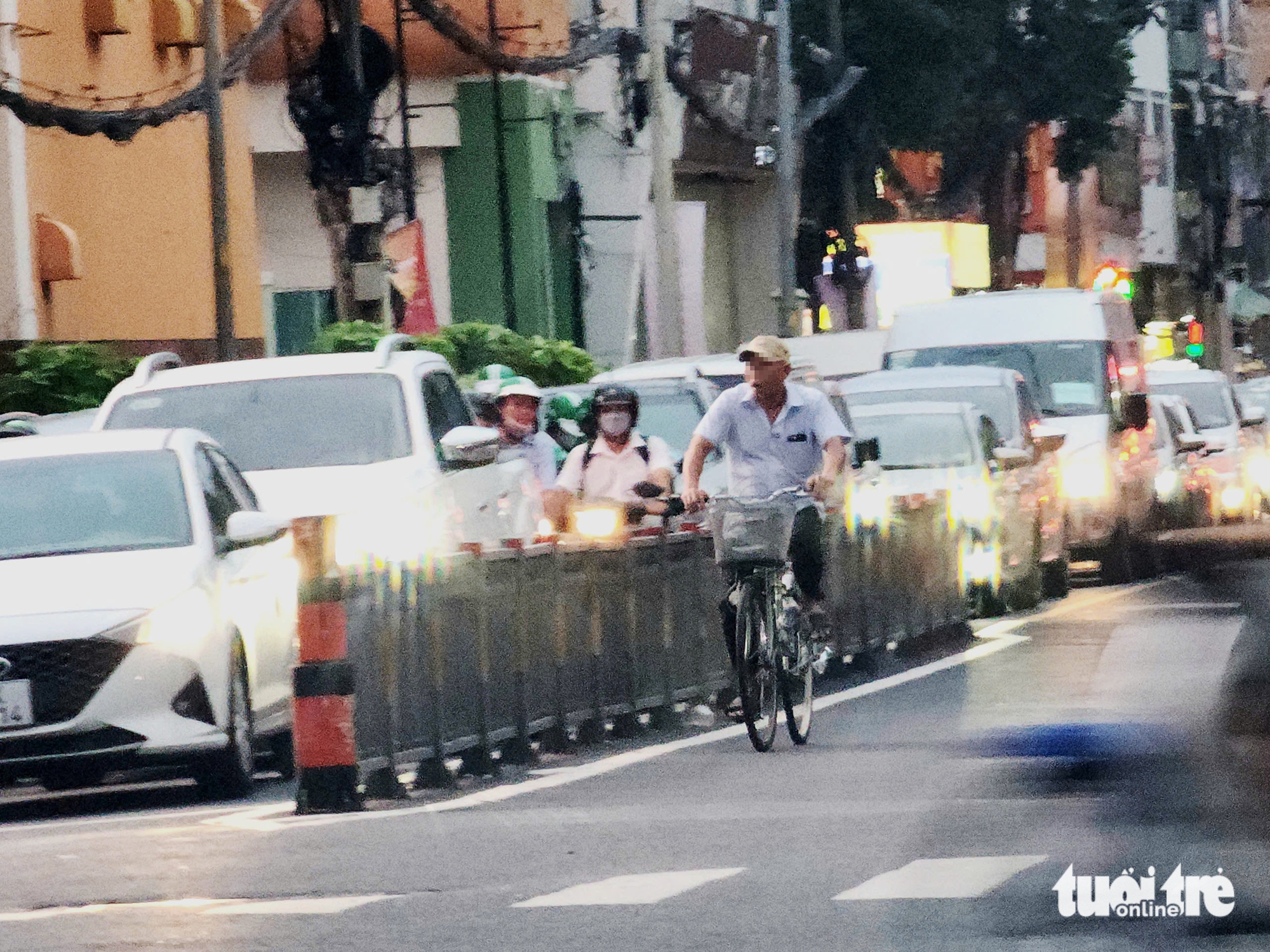 尽管有分隔带，摩托车、自行车仍接连逆行