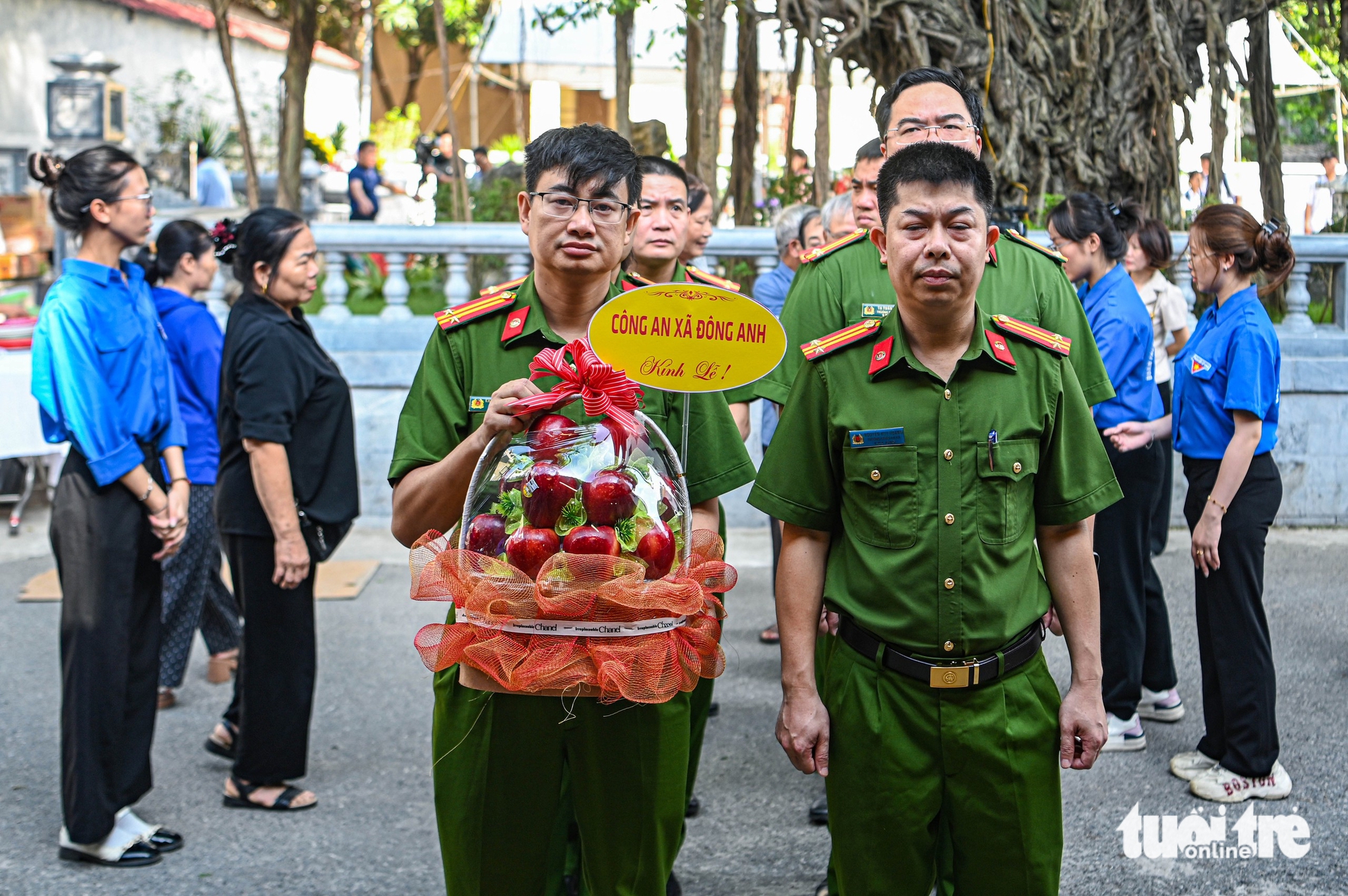 村民回到莱达村，含泪纪念已故总书记阮富仲