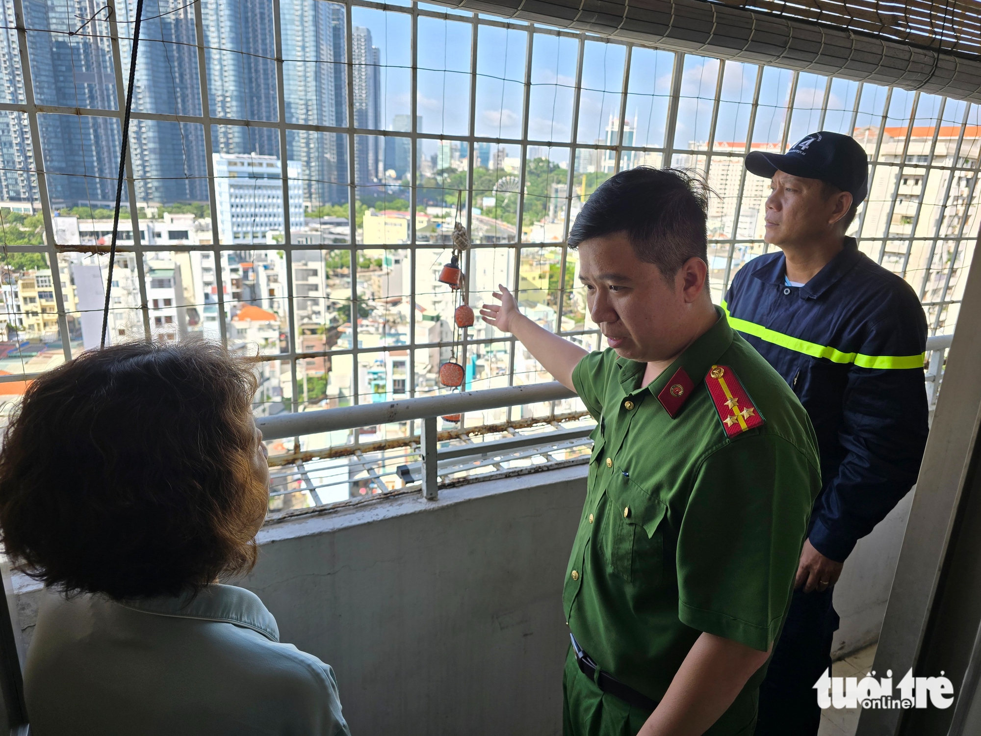 胡志明市许多公寓居民拆除'铁笼'，开辟逃生通道