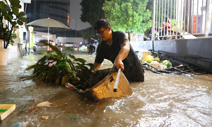 胡志明市大雨，部分地区积水近一米
