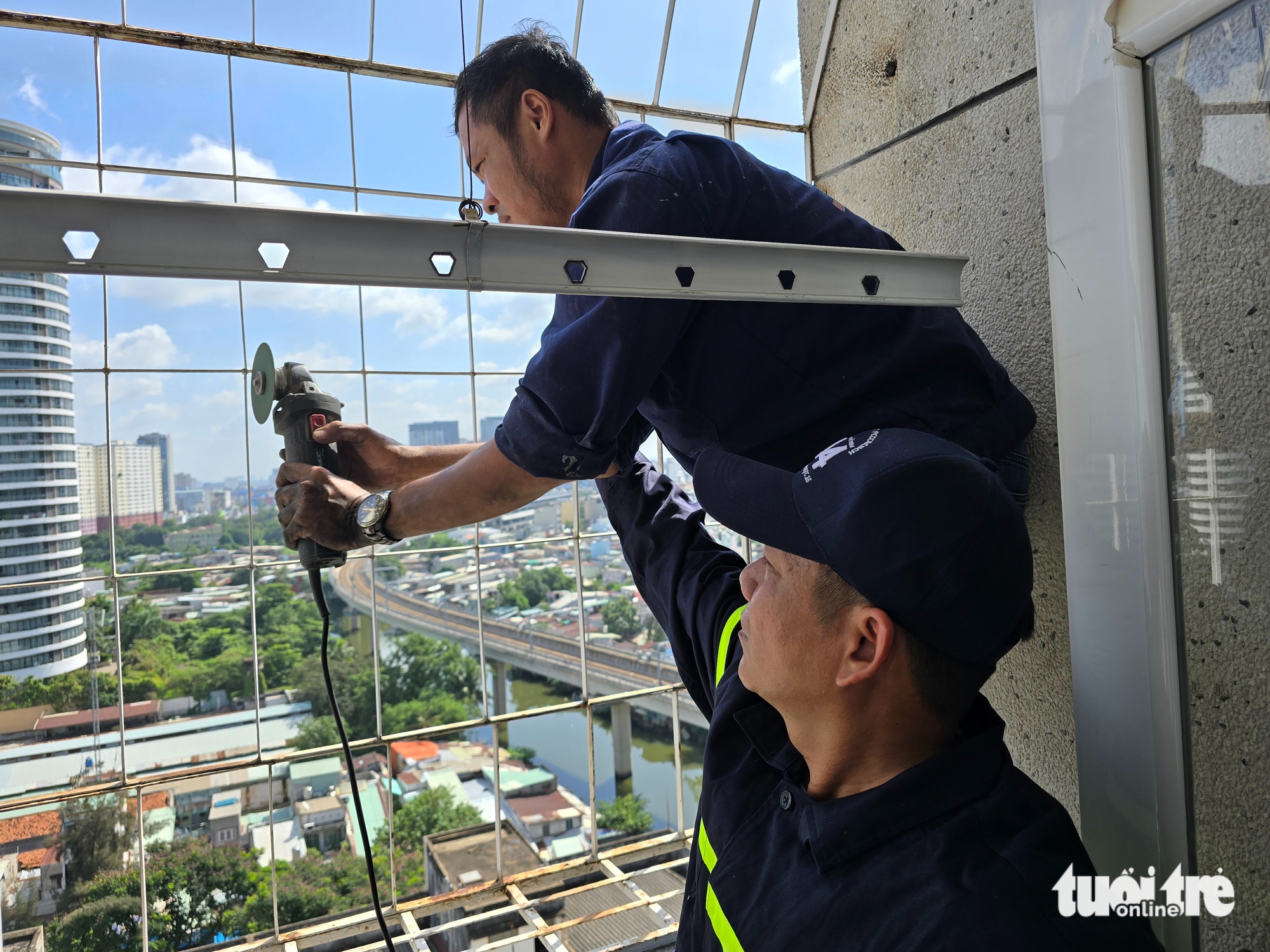 胡志明市许多公寓居民拆除'铁笼'，开辟逃生通道