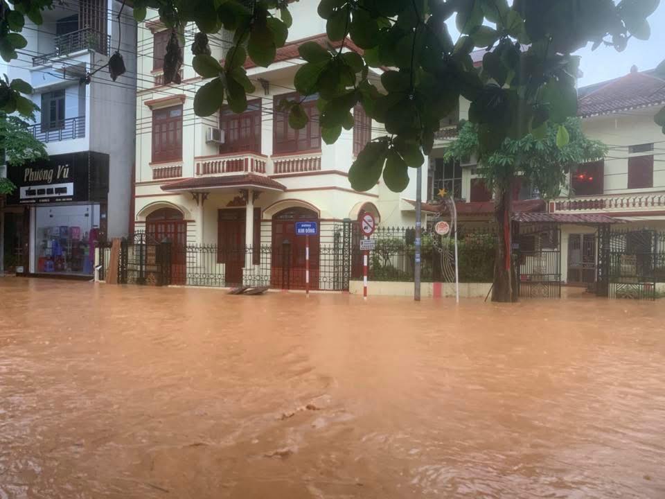 北部地区降雨量达300毫米，安沛市街道积水成河