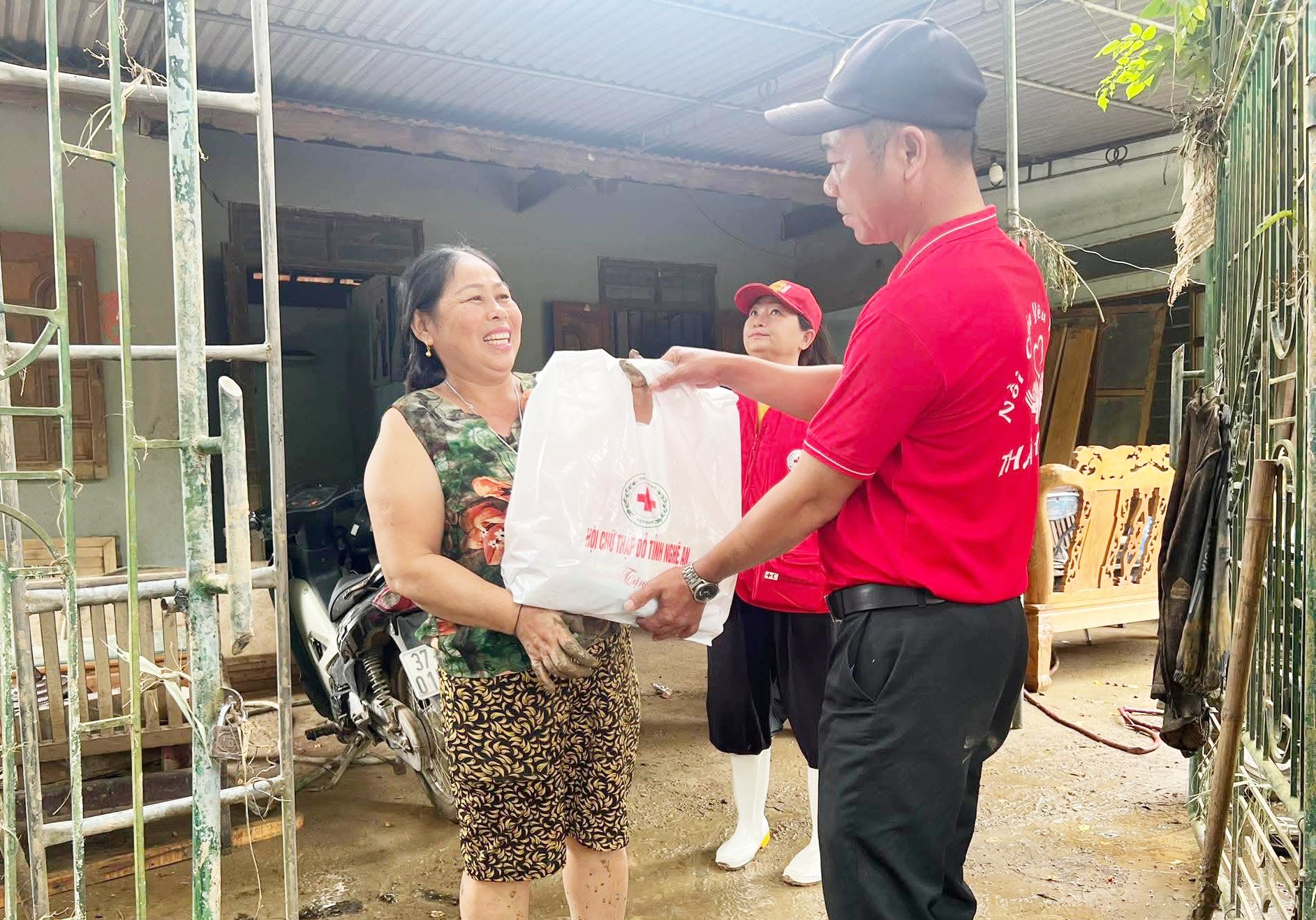 到义安洪灾区救援乡亲，联系哪个负责人？