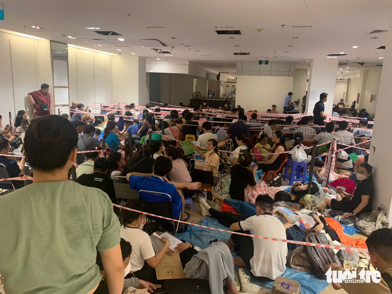 数千人整夜拥挤购买岘港的社会住房