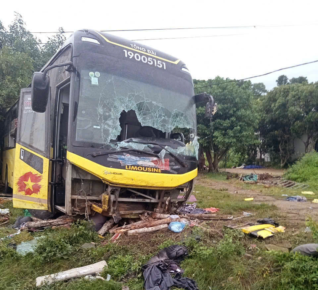 从河内出发的客车在河静翻车，造成9人死亡，多人受伤