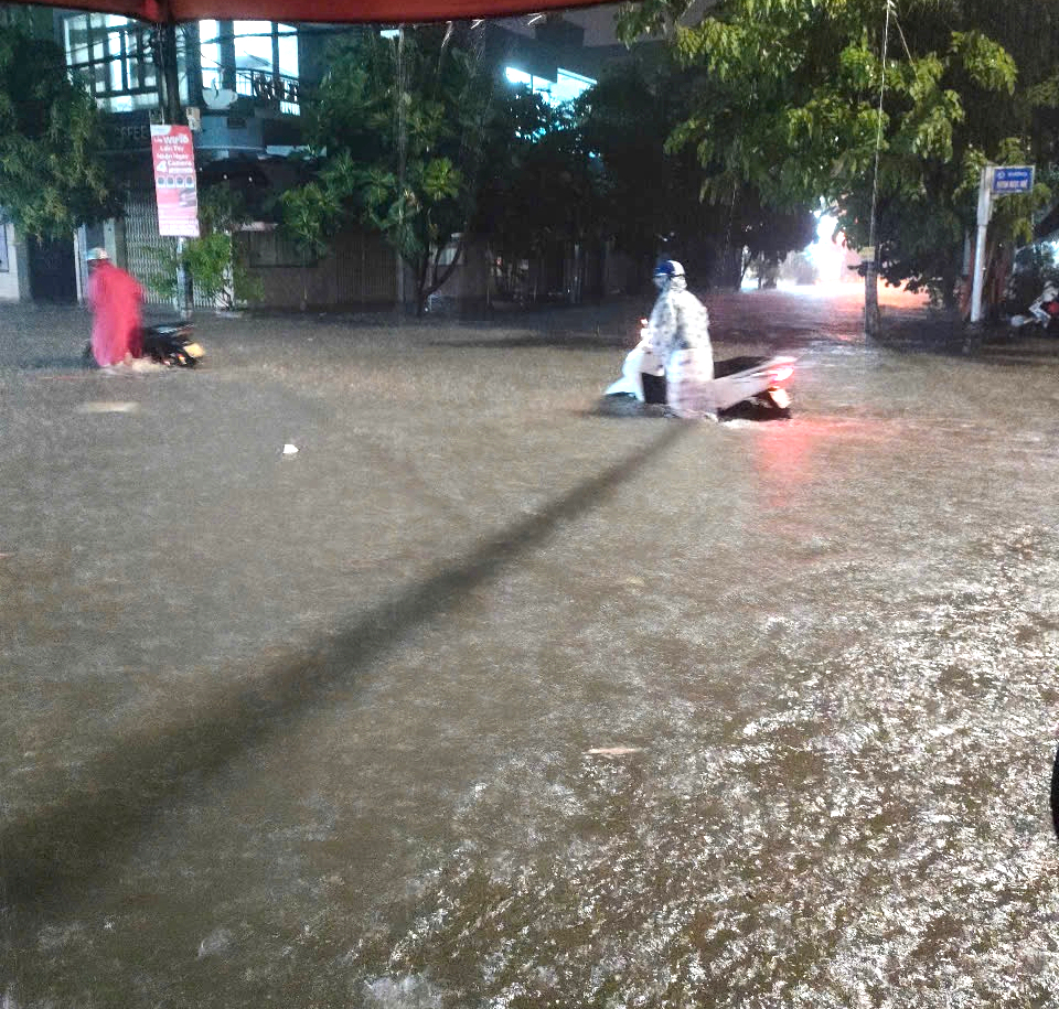 岘港街道在夏季被水淹没：职能部门怎么说？