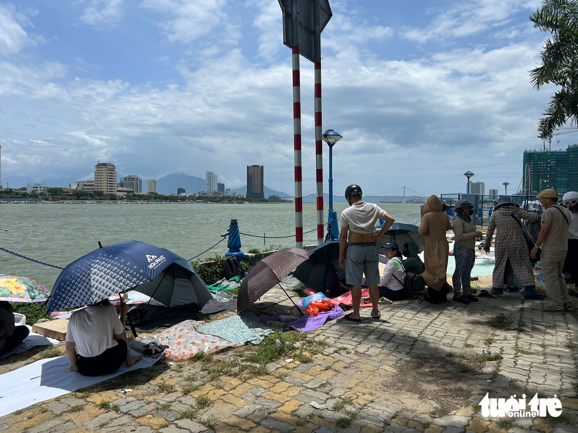 中午烈日下，市民到汉江边铺毯子‘占位’观看烟花决赛