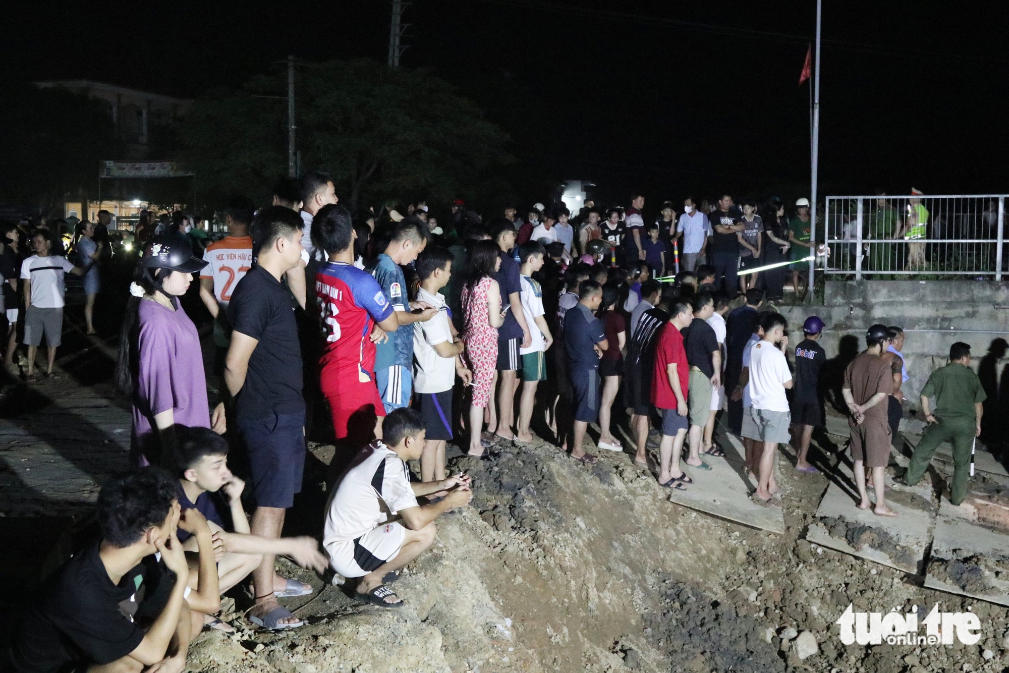 汽车撞两摩托车坠河现场，发现男孩尸体