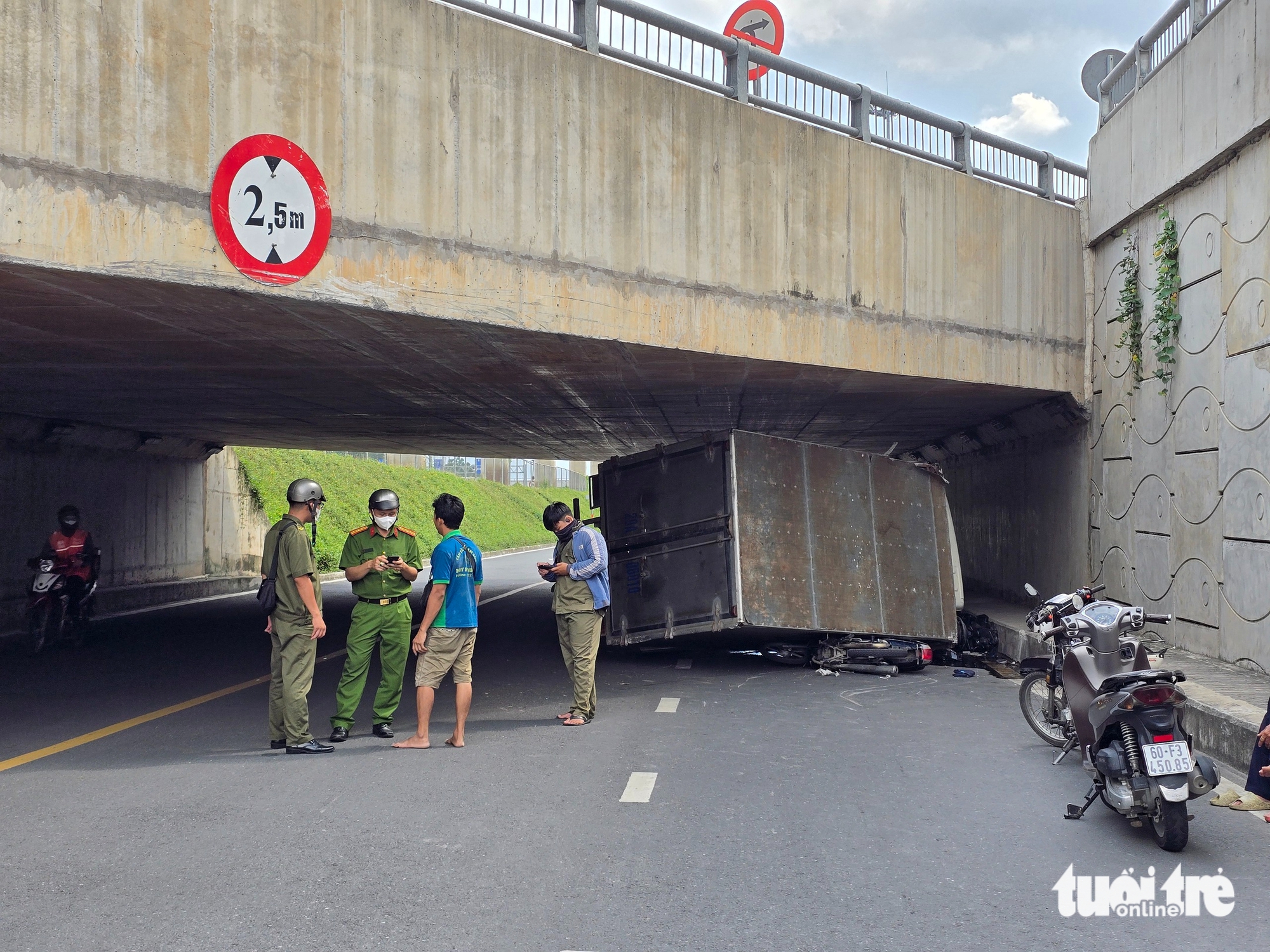 蓝色车牌29A卡车行驶禁行路段，撞上桥墩，翻车压坏两辆摩托车在守德