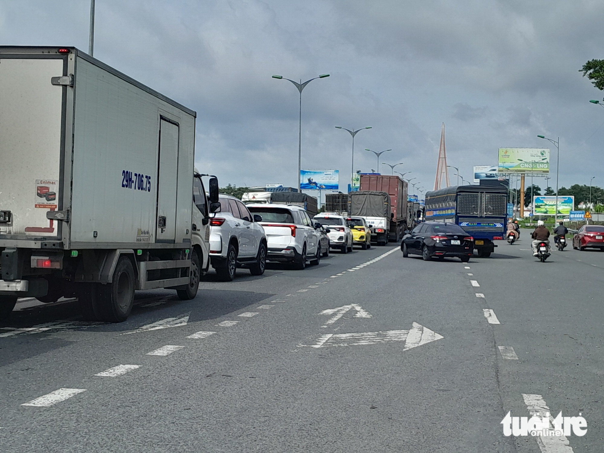 芹苴桥因交通事故持续堵车