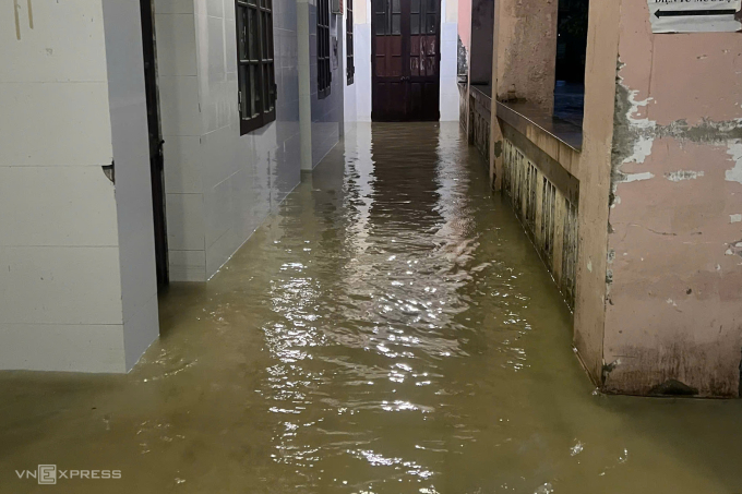 夏季中洪水涌入顺化市