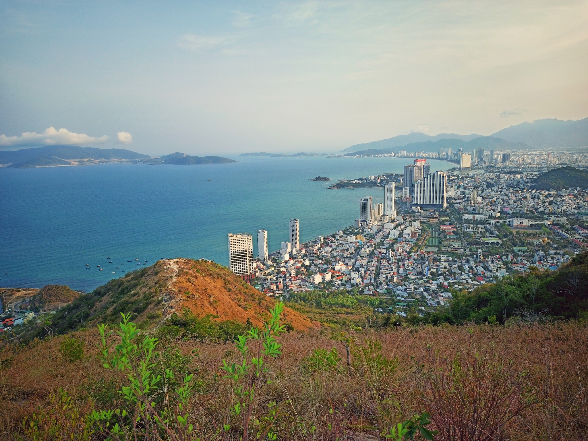 连续救援迷路登山游客