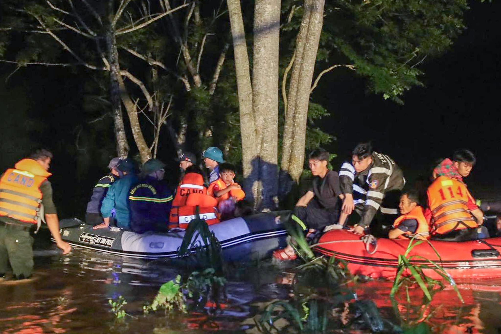 连夜疏散数百户居民远离洪水威胁
