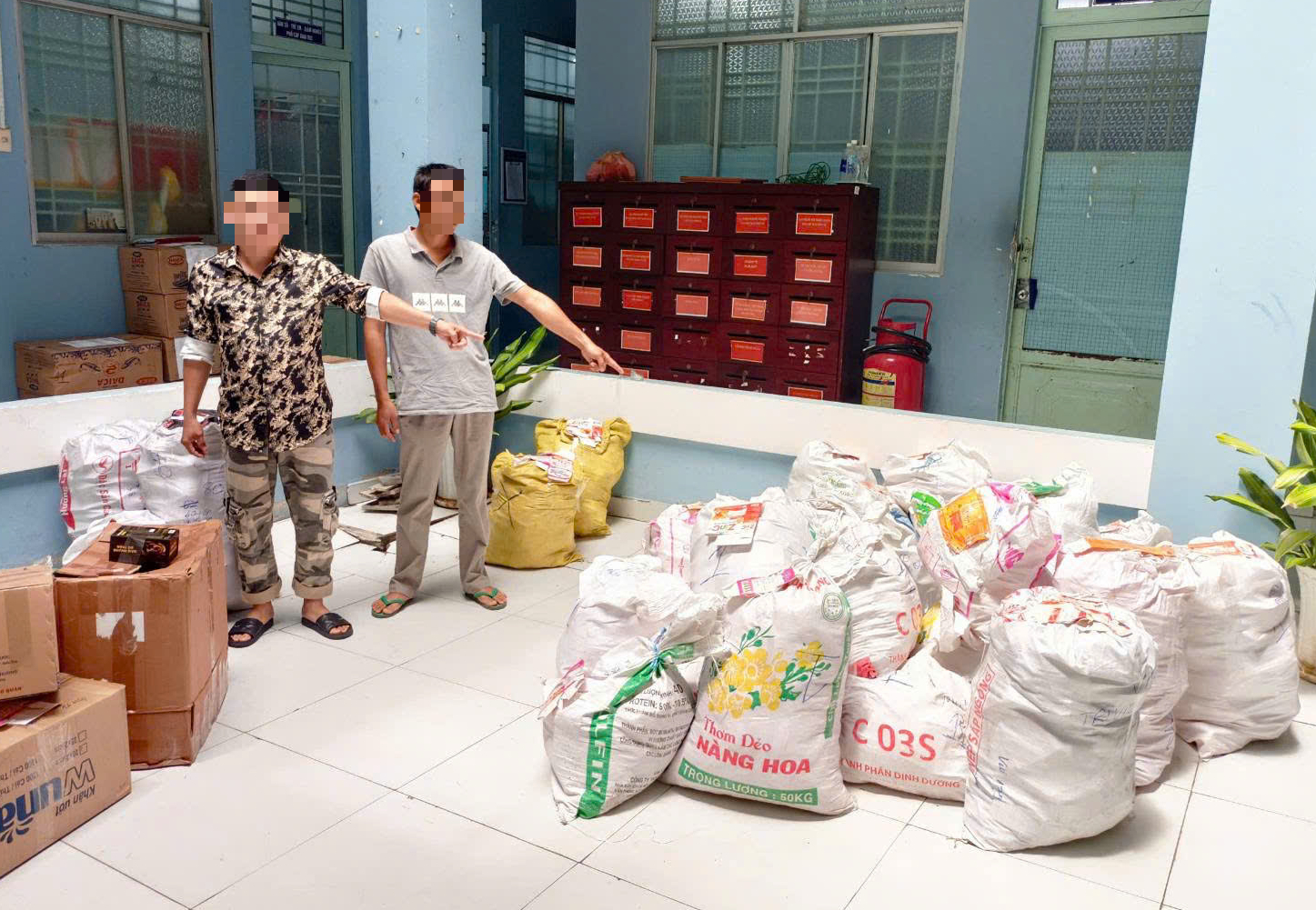 胡志明市经济警察调查数千盒功能食品被丢弃在平政县的事件