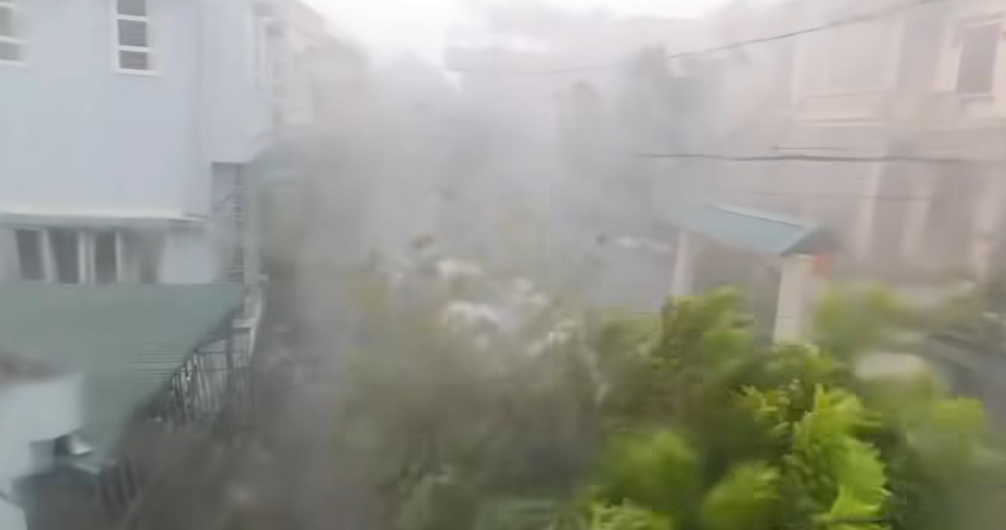 广宁白天下大雨伴随着冰雹