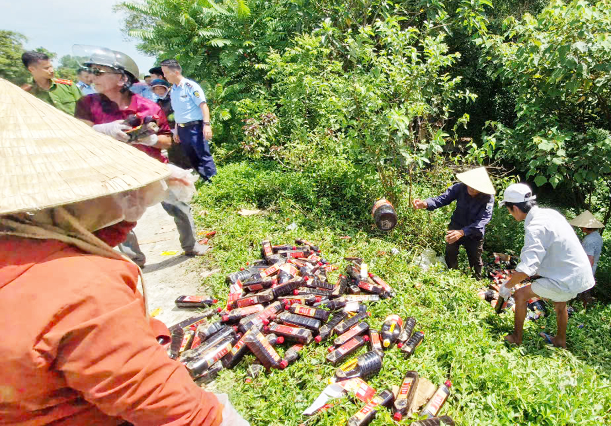 数千瓶鱼露被丢弃路边事件：已确定相关人员