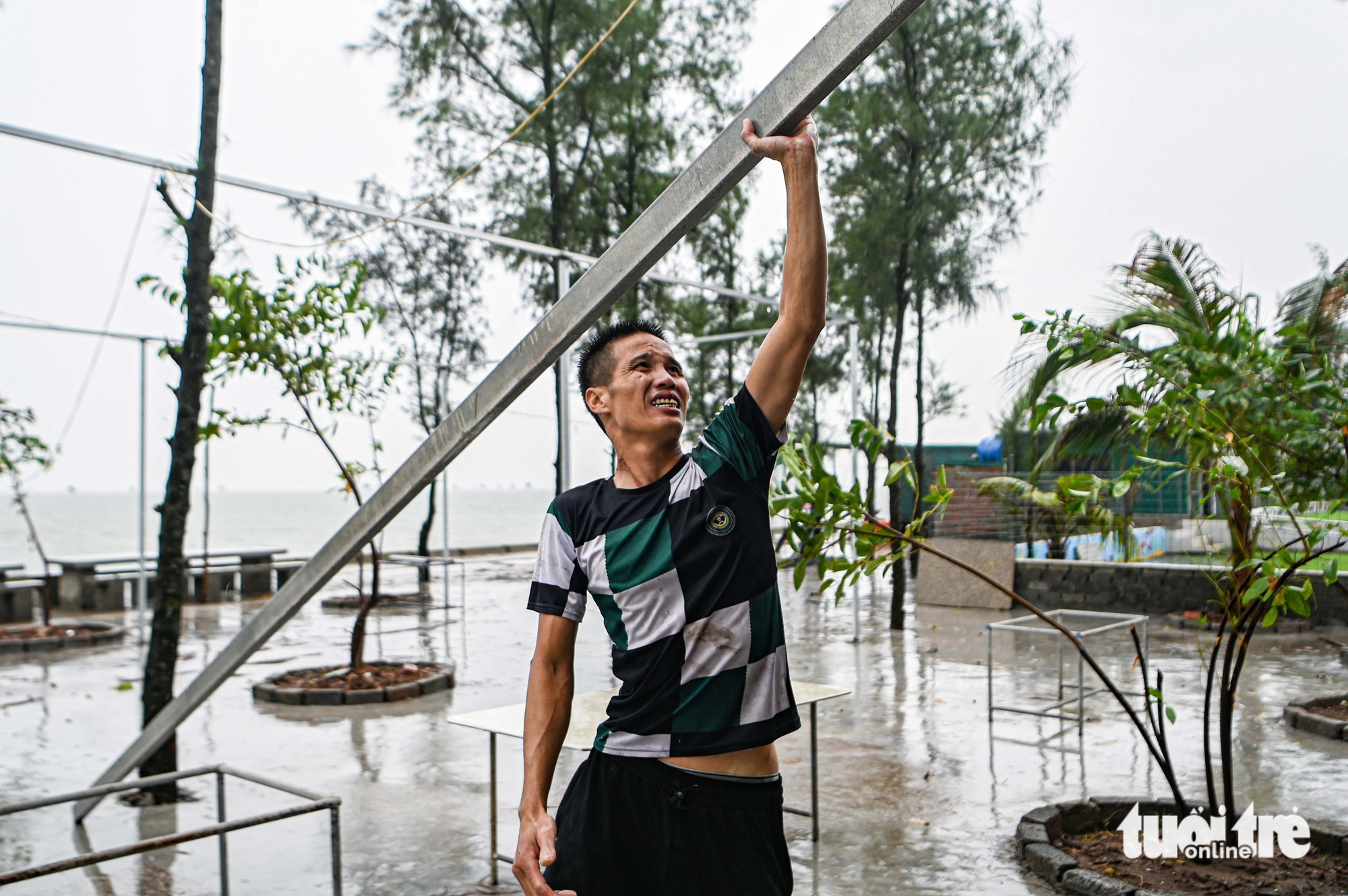 兴安沿海开始下大雨，居民'屏息'等待第三号台风Wipha