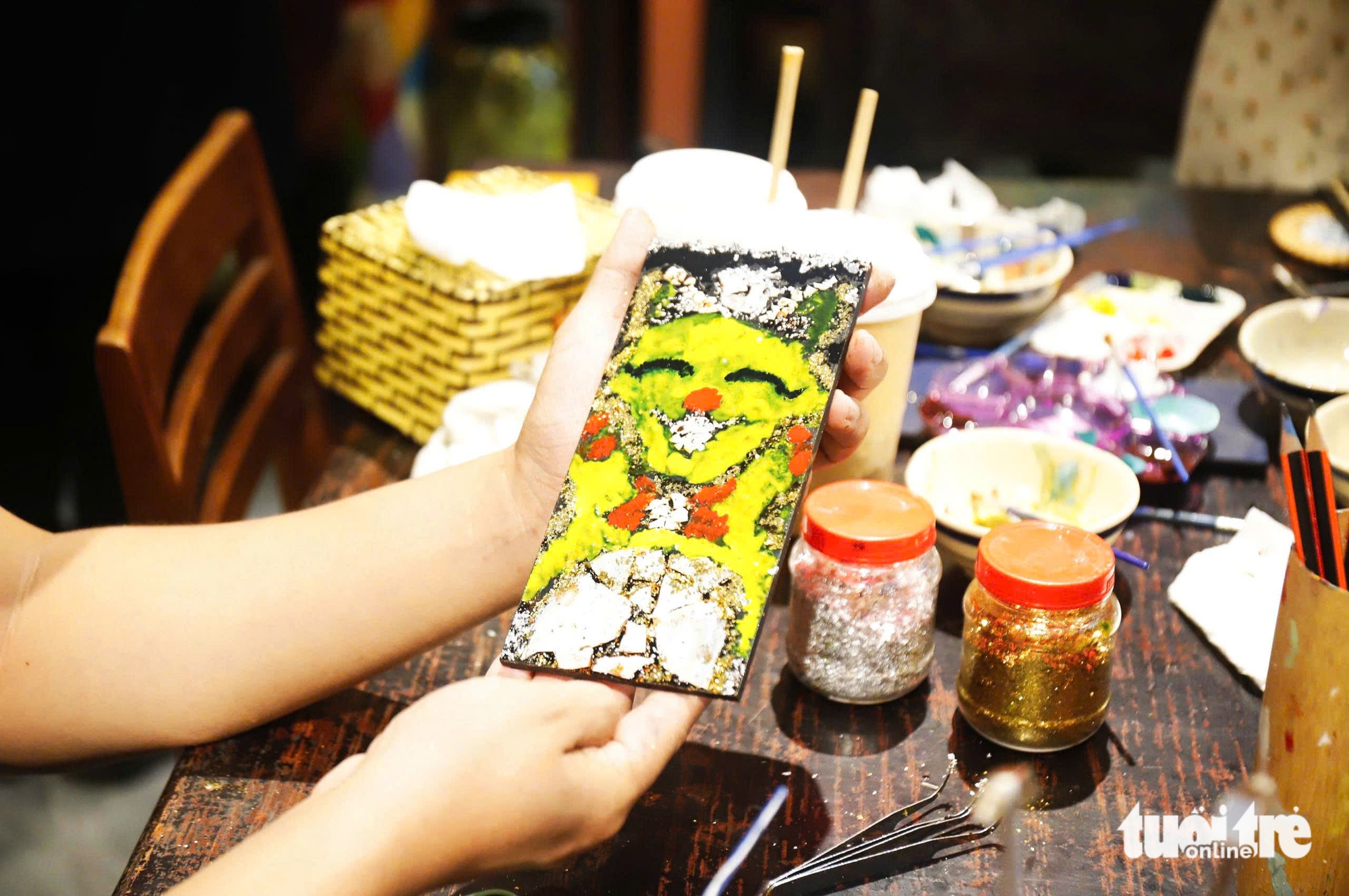 游客兴奋体验亲手制作漆画