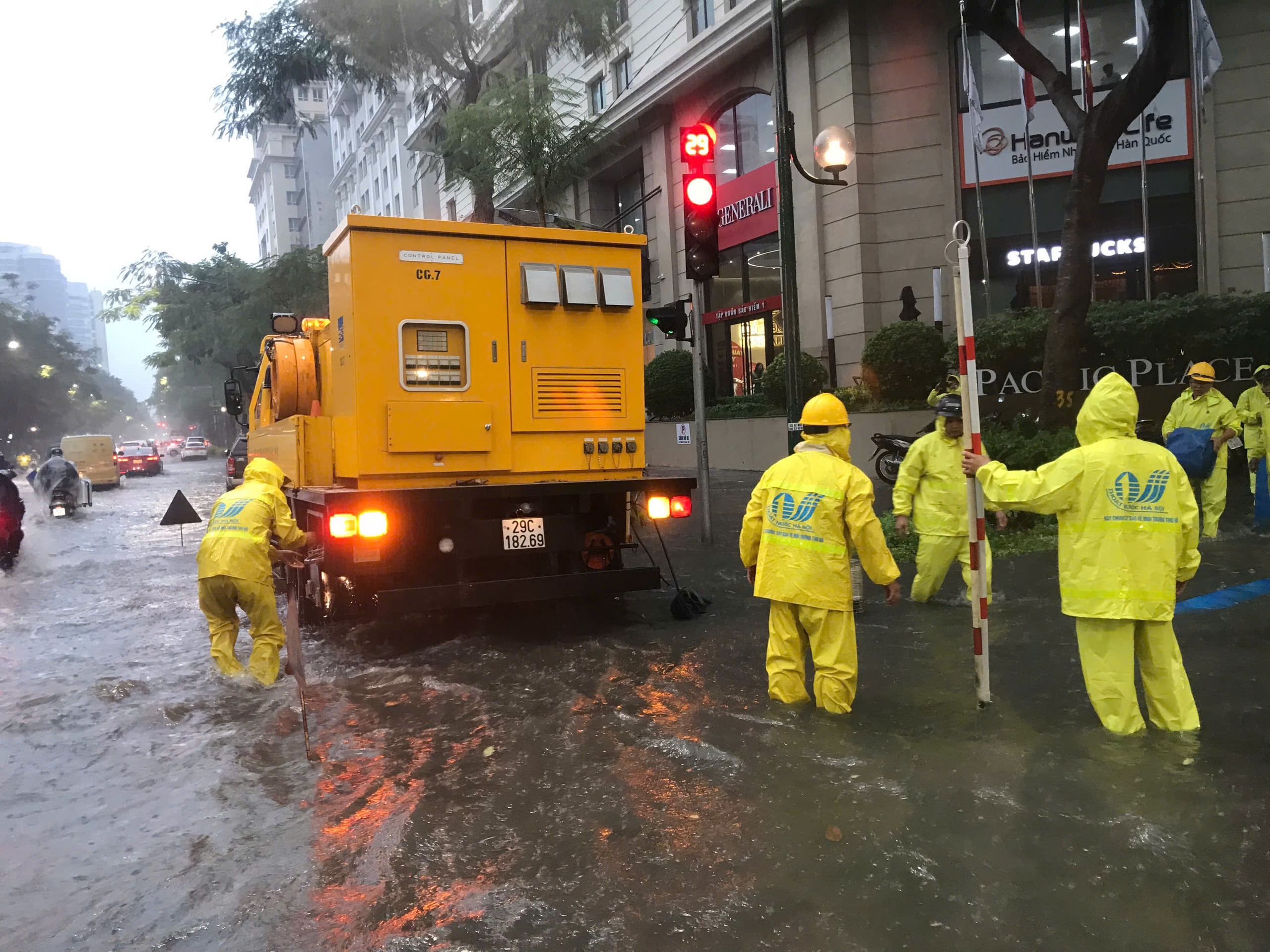 大雨下班时间，河内多条街道深积水，交通堵塞