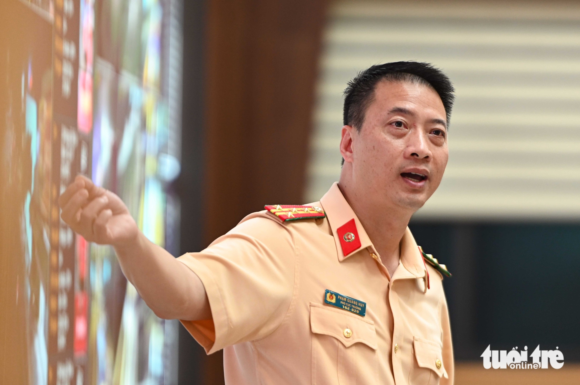 近距离观察交通警察局指挥中心自动检测违规行为的AI摄像头