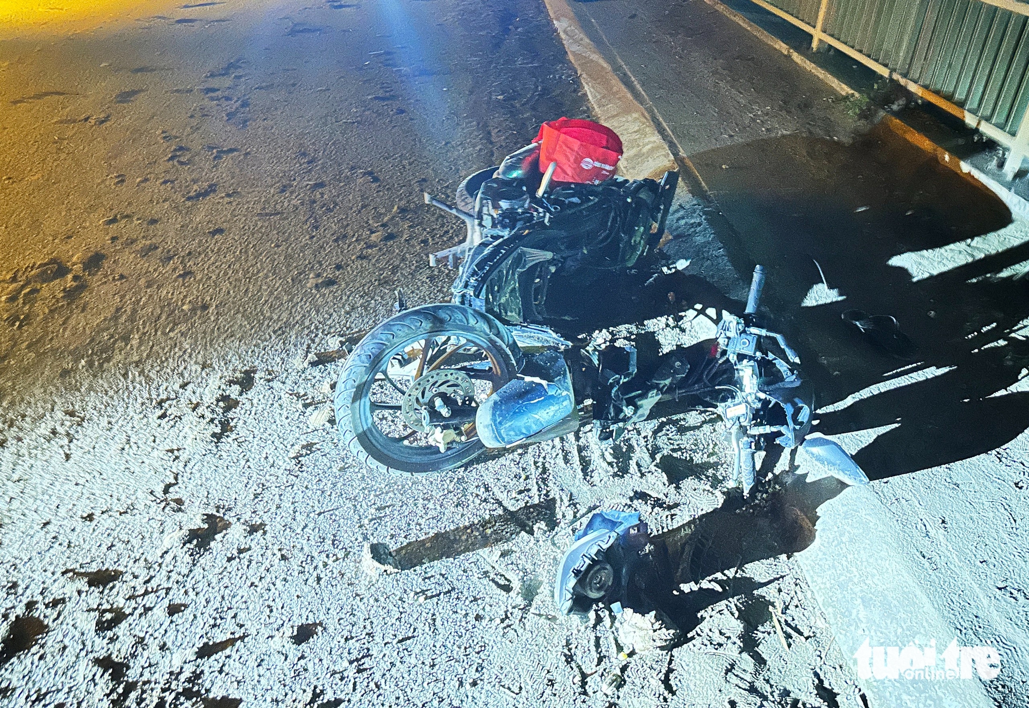 汽车撞两摩托车坠河现场，发现男孩尸体