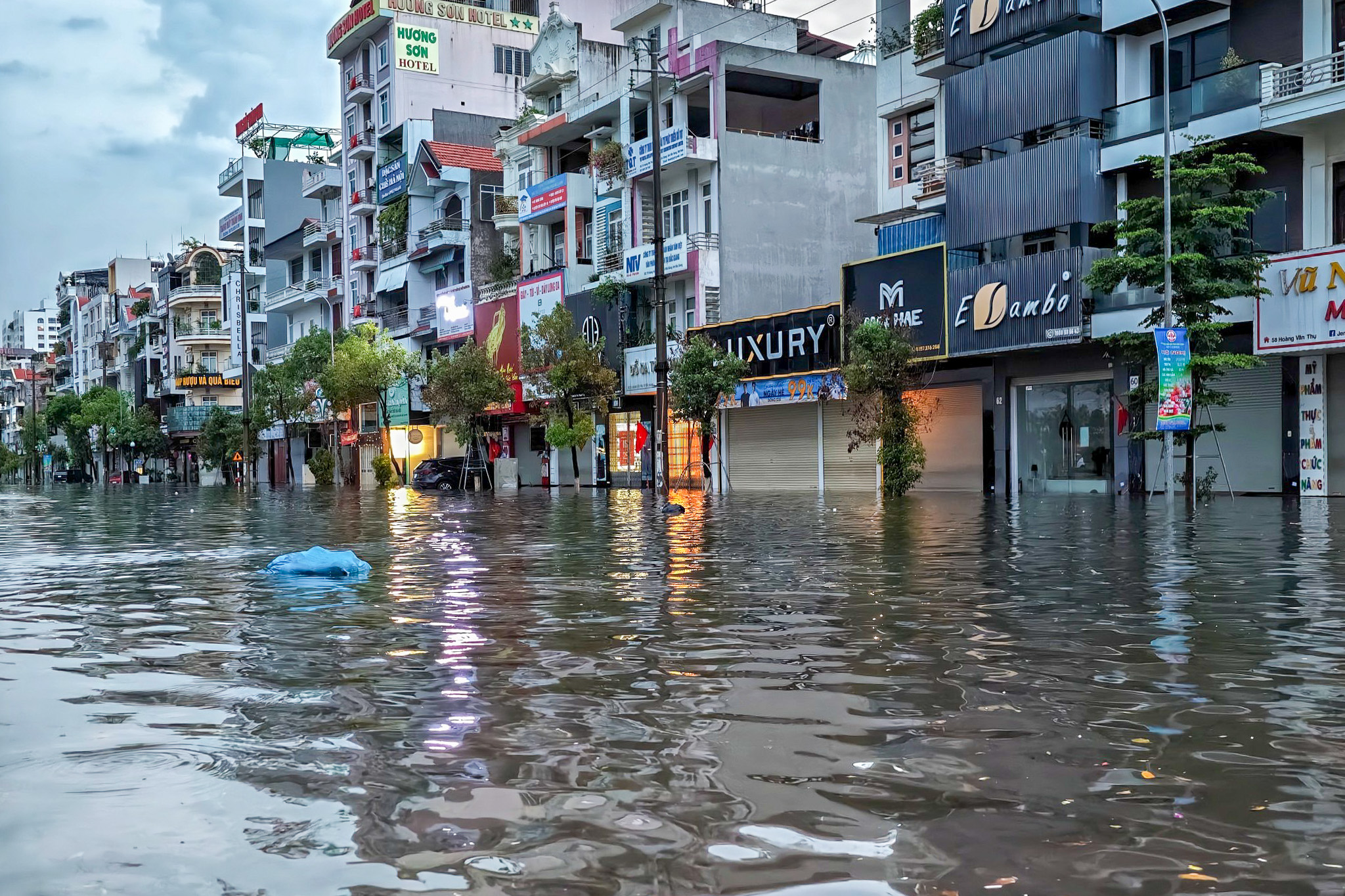 北江中心在大雨后深陷水中
