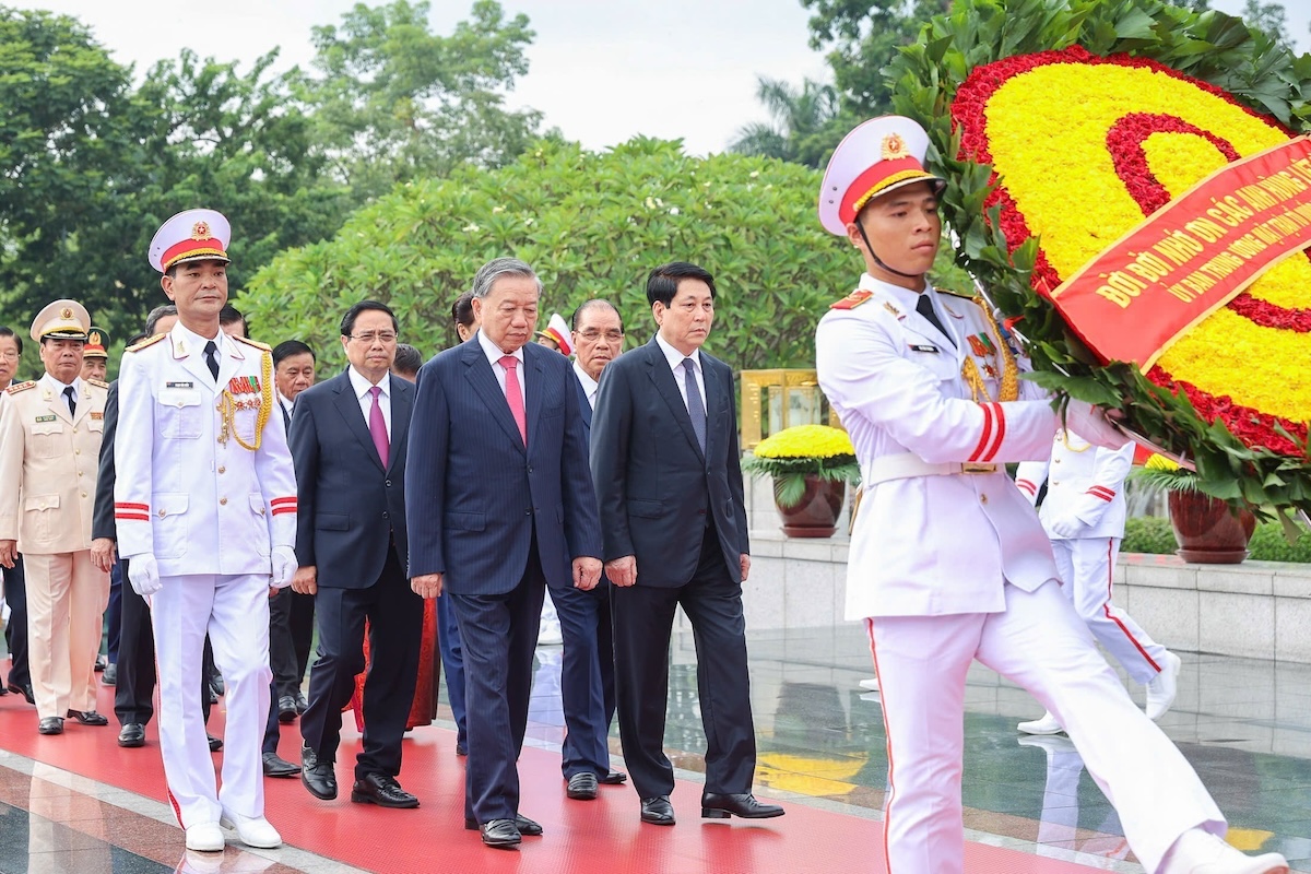 党和国家领导人祭奠胡志明主席
