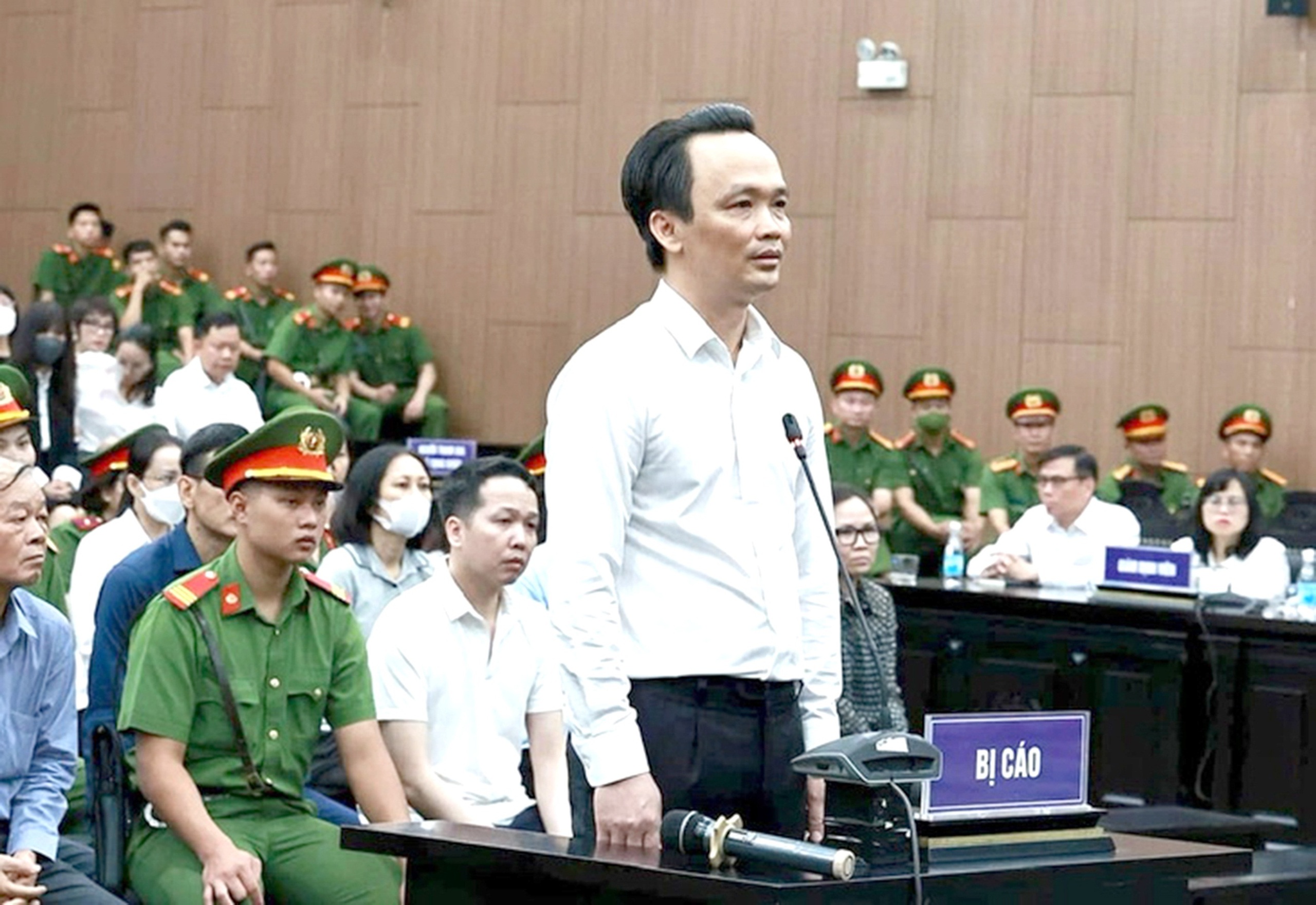 郑文决三兄弟在缴纳超过2470亿后出庭二审
