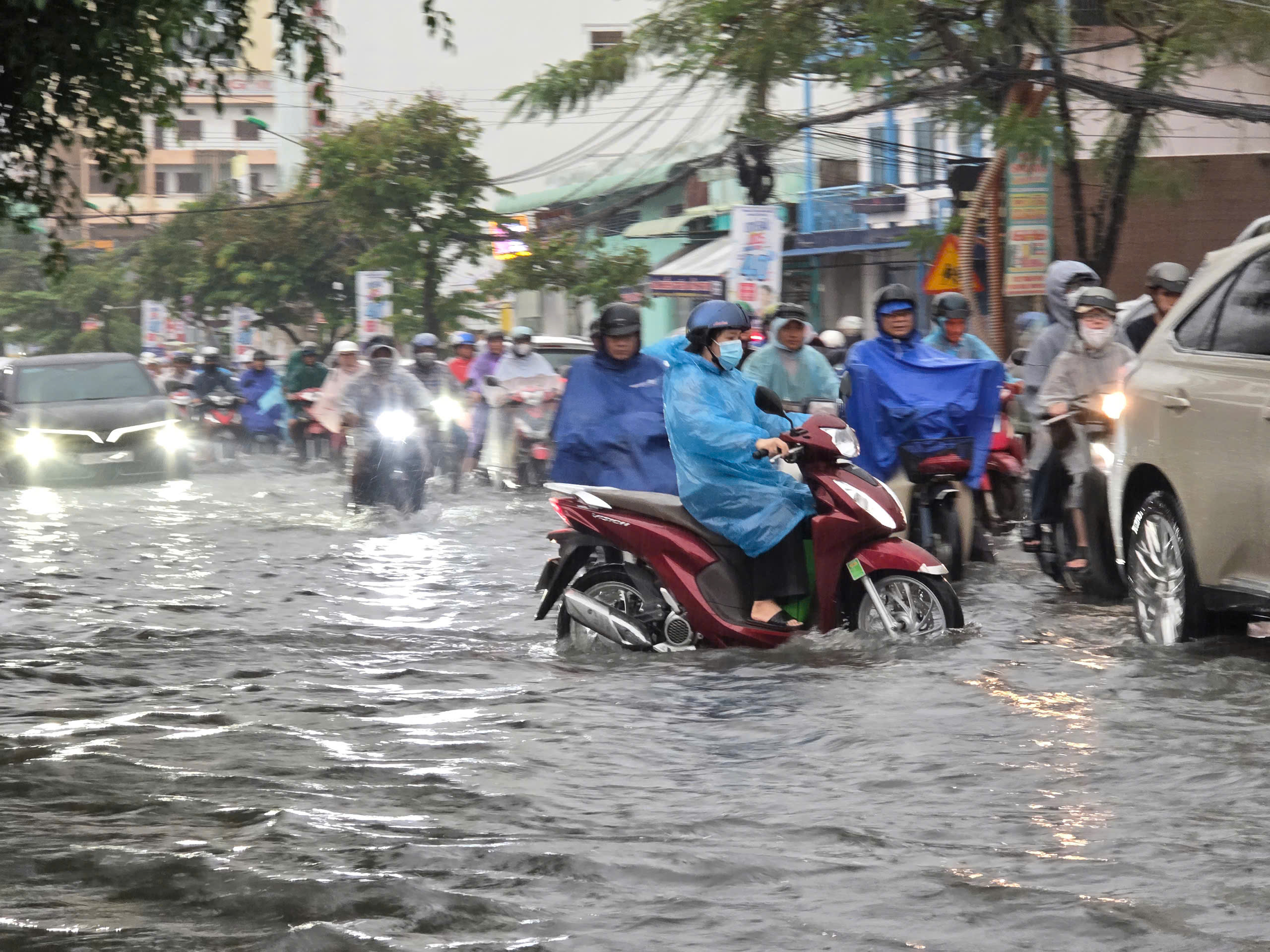 雨季以来芹苴最大降雨，多条道路如河流般淹没