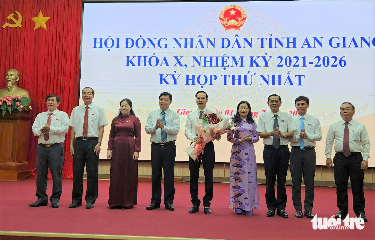 安江省人民议会宣布合并后的16名省人民委员会成员