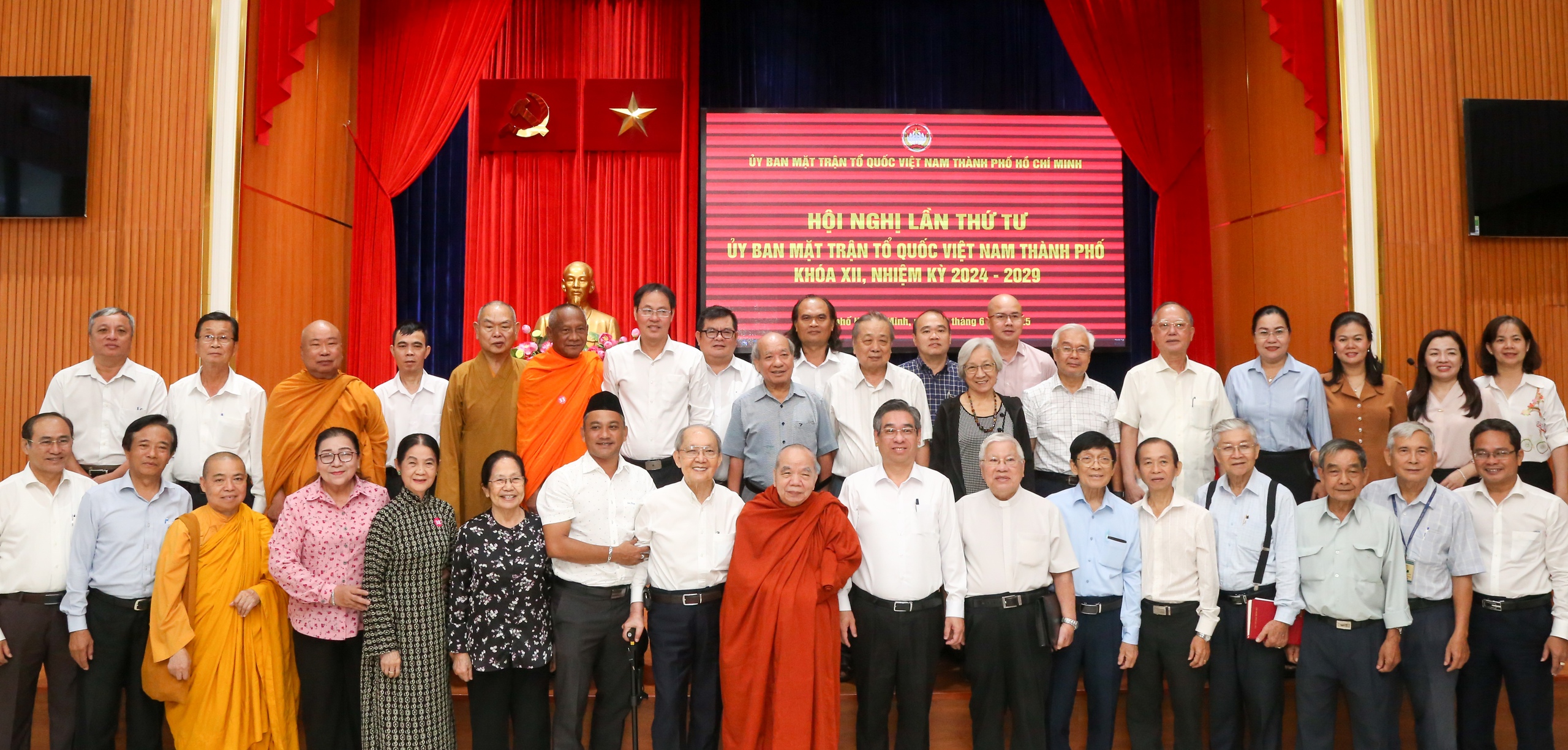 公布结束和成立越南祖国阵线胡志明市委员会的决定