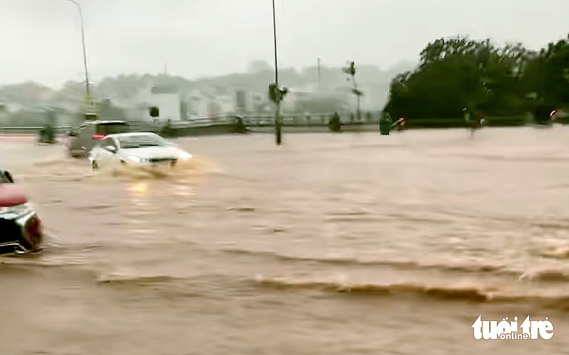 山区班美街道每逢下雨就积水，居民涉水推车
