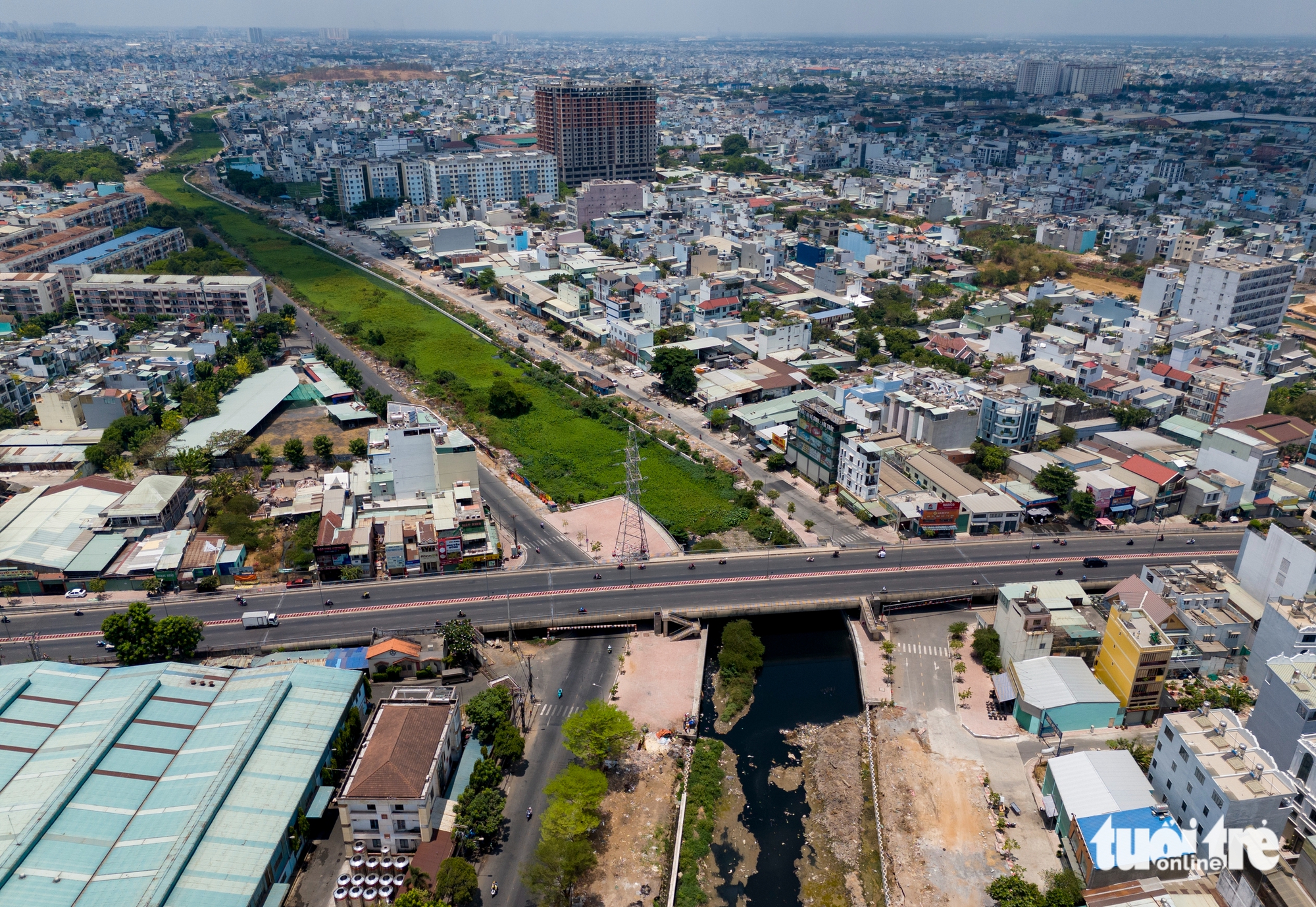 Tham Lương - Bến Cát - Nước Lên 渠道改造项目进度缓慢：部分路段铺设沥青，部分路段杂草丛生
