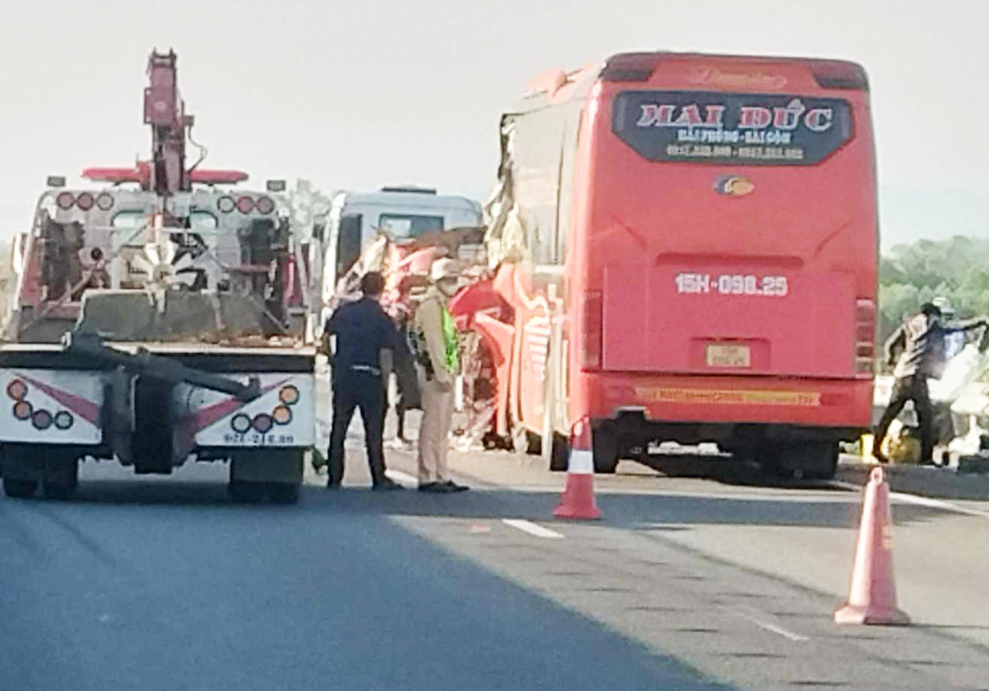 高速公路上客车与牵引车相撞，2人死亡
