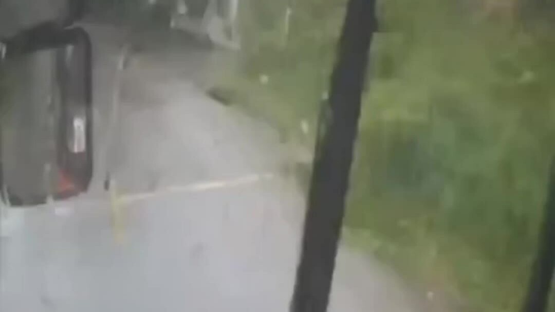 两辆客车相撞，一人死亡