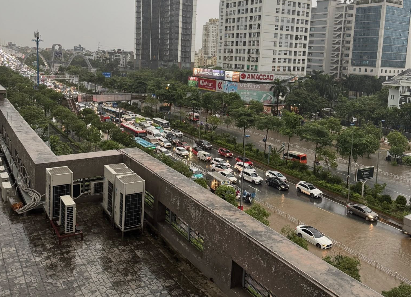 大雨下班时间，河内多条街道深积水，交通堵塞