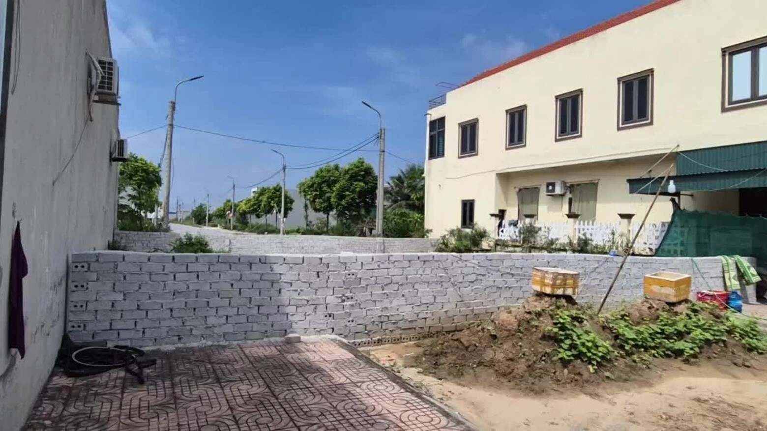 三户居民建墙阻挡通往居民区的道路