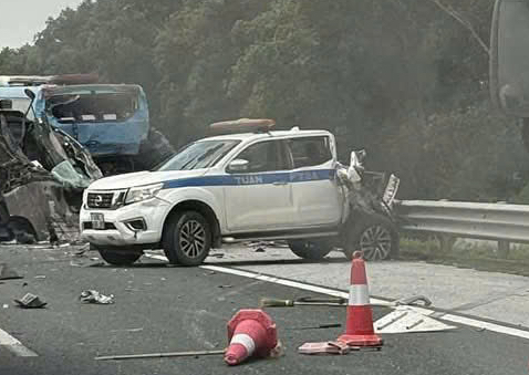 交通警察局谈河内-海防高速公路上连环撞车事故致2人死亡