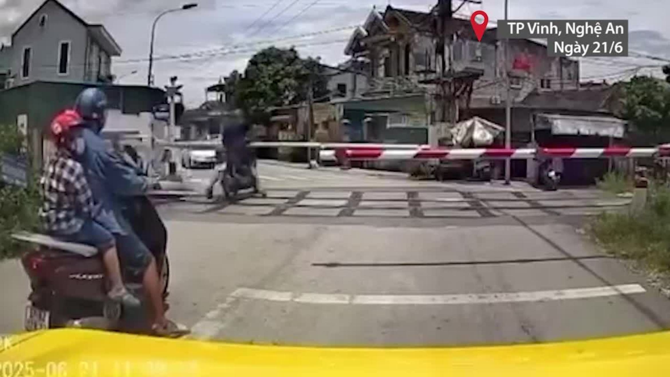 越过栏杆,男子被火车撞死