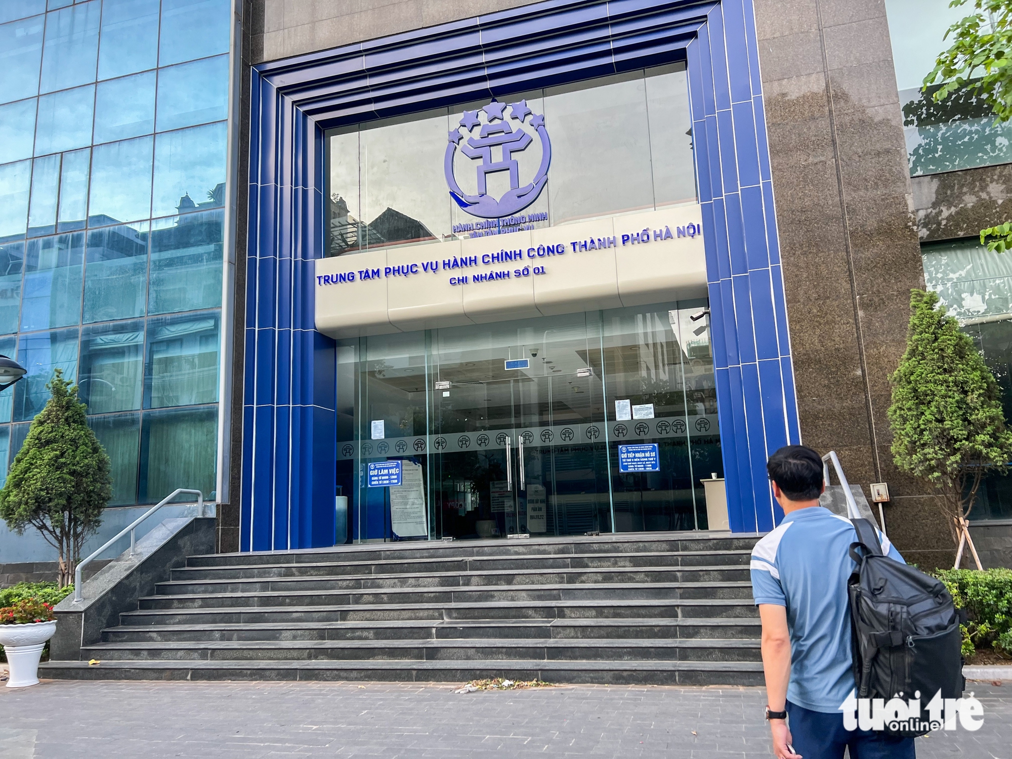 清晨5点，曾经排长队等待办理行政手续的地方出人意料地冷清